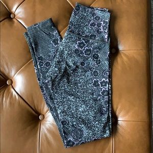 Lululemon wunder unders size 4, worn once!